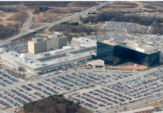 In het NSA-hoofdkwartier in Fort Meade werkt een superzoekmachine die jaarlijks zonder enige controle 41 miljard gesprekken verzamelt.