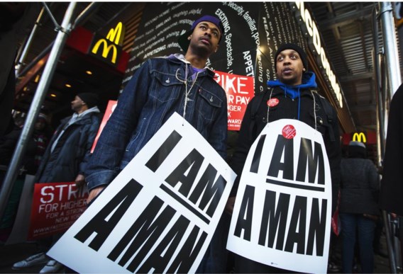 Een fatsoenlijk loon voor fastfoodwerkers zou een Big Mac slechts 5 dollarcent duurder maken, berekenen economen.