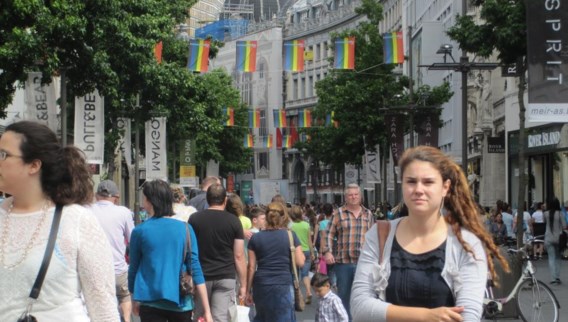 De Antwerpse winkelstraten hangen vol vlaggen van de Outgames.