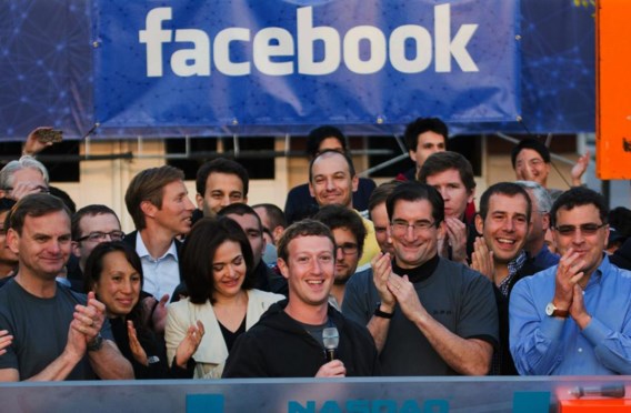 Blije gezichten bij de beursintroductie van 18 mei 2012. Veertien maanden later bereikte Facebook opnieuw de introductieprijs van toen.