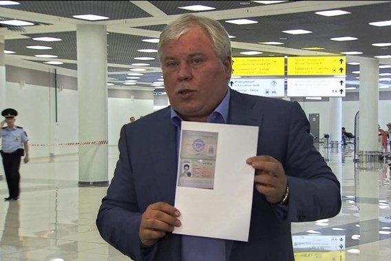Advocaat Anatoli Kucherena toont de tijdelijke vergunning van Snowden.