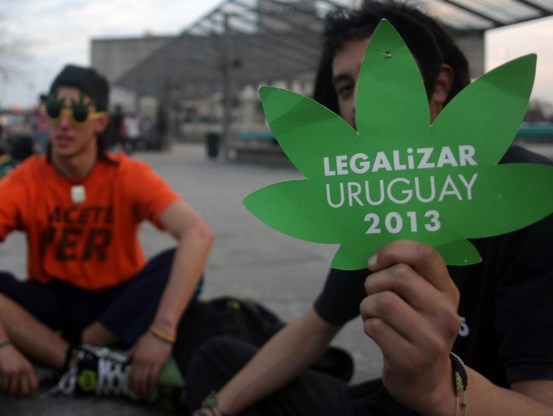 Jongelui wachten voor het parlementsgebouw in Montevideo op de goedkeuring van de nieuwe drugswet.