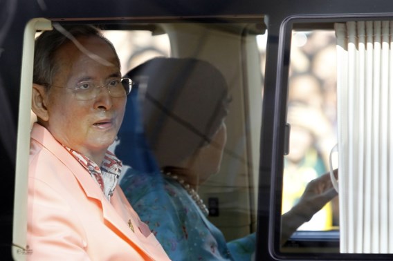 Thaise koning verlaat na jaren het ziekenhuis
