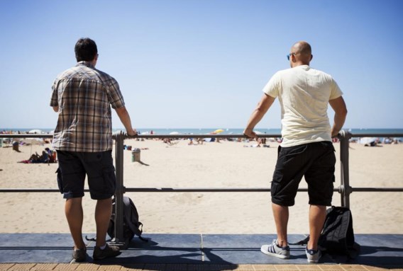 Damien en Serge houden een oogje in het zeil aan het strand. Het enige blauw dat aan hen te zien is, is de zonnebril van Damien.