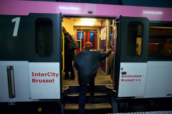 NMBS legt nog eens drie extra treinen naar kust in, Nederlandse spoorwegen schrappen treinen