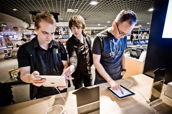 Enkele jongeren beroeren de iPad van Apple, dat allang het rijk niet meer voor zich alleen heeft.