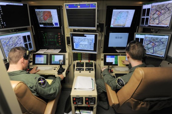 Een Amerikaanse luchtmachtpiloot in opleiding (l.) wordt door een instructeur wegwijs gemaakt in de besturing van een drone op de Hancock Field-basis in Syracuse, New York.