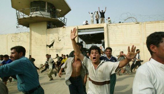 Oktober 2002: Saddam Hoessein laat alle gevangen vrij, ook die van Abu Ghraib, als dank voor zijn ‘herverkiezing’.