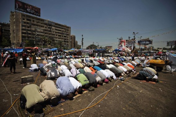 Moslimbroeders en hun aanhangers bidden voor de moskee Rabaa al Adawiya, waar ze al dagenlang een sit-in houden.