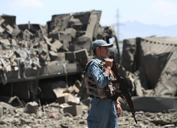 Een Afghaanse soldaat op de plaats van een aanslag in Kaboel.
