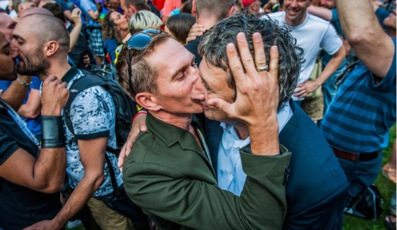 Voor het Russische consulaat in Antwerpen hebben zo’n 500 mensen vrijdagavond deelgenomen aan een ‘kiss-in’ als protest tegen de situatie van holebi’s en transgenders in Rusland. Onder hen ook de Antwerpse schepen van Sport, Ludo Van Campenhout (N-VA, r.).