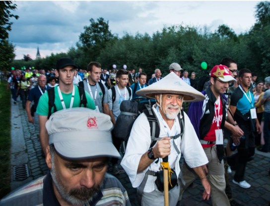 Het was in de nacht van vrijdag op zaterdag ideaal wandelweer: droog en de temperatuur zou niet onder de vijftien graden zakken. Dat was ook te merken aan de opkomst voor de Dodentocht in Bornem. Nooit eerder stonden aan de inschrijvingstent zulke lange wachtrijen.De Dodentocht zet opnieuw een record neer. Vrijdagavond vertrokken 11.157 wandelaars voor een mars van honderd kilometer.
