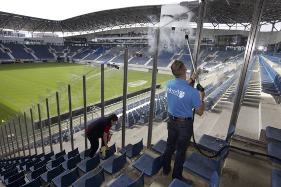 Supporters KV Mechelen verwijderen stickers in 'prachtige' Ghelamco Arena