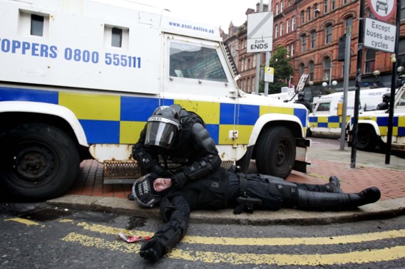Zesenvijftig agenten gewond in Belfast