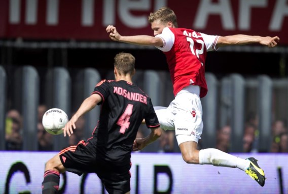Eredivisie. Landskampioen Ajax verliest met tien man bij AZ
