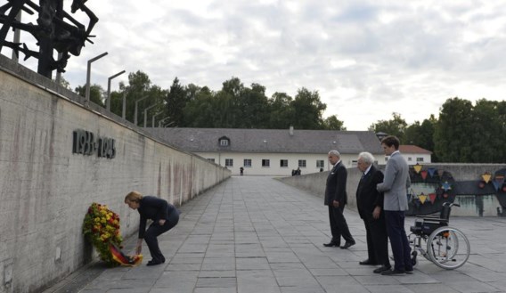 Angela Merkel legt een krans neer in Dachau.