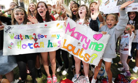 Opwinding in Londen, waar de Britse boyband One Direction gisteravond zijn film ‘This is us’ in wereldpremière voorstelde. Ook in ons land laait de passie op, al moeten de Vlaamse ‘directioners’ zich tevreden stellen met een pop-upstore in het Waasland Shopping Center van Sint-Niklaas. Niall Horan, Zayn Malik, Liam Payne, Harry Styles en Louis Tomlinson werden in 2010 bijeengebracht tijdens de talentenjacht X-Factor, maar hebben intussen al tien miljoen albums verkocht.Blz. D5: Alle wegen leiden naar One Direction.