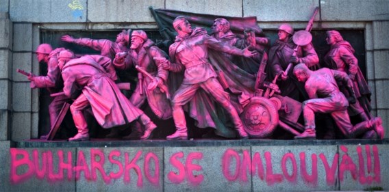 Manifestanten schilderen Sovjet-monument roze als hulde aan Praagse Lente
