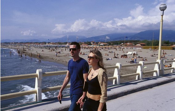 Russische rijken flaneren op de promenade van Forte dei Marmi.