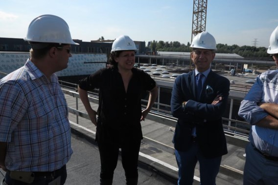 Minister Annemie Turtelboom en staatssecretaris Servais Verherstraeten kwamen de vordering van de werkzaamheden bekijken.
