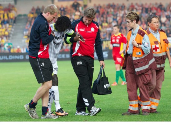 Mbaye Leye scheurde zondag in Oostende in blessuretijd de kruisband van zijn knie.