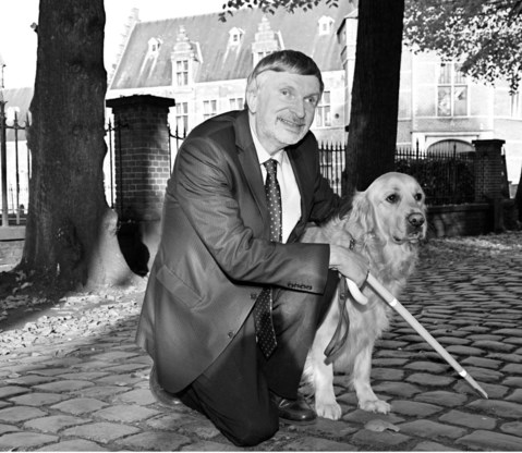 De blinde gevangenisdirecteur ligt steeds heviger onder vuur.