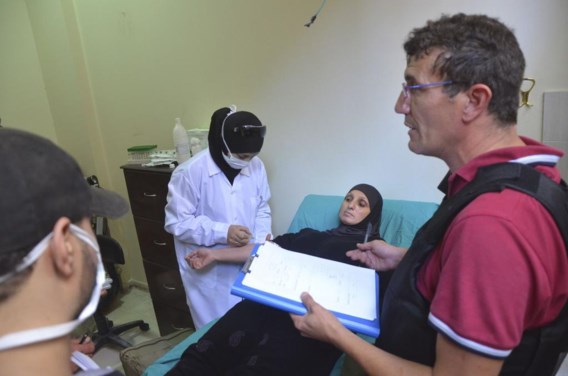 Een VN-expert inzake chemische wapens bezoekt een slachtoffer van de gifgasaanval in een ziekenhuis in Zamalka, een voorstad van Damascus.