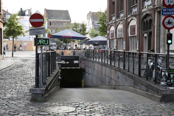 Moerman botste tegen een lampje aan de ingang van parking Vrijdagmarkt en liet zijn visitekaartje achter.