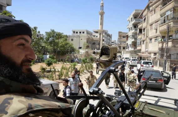 Syrische rebellen escorteren VN-wapeninspecteurs in Damascus. VN-baas Ban Ki-moon smeekt om de resultaten van hun onderzoek af te wachten. 