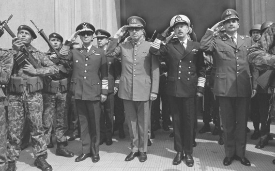 11 september 1973: Augusto Pinochet (saluerend 2de van links) heeft in Chili de macht gegrepen.