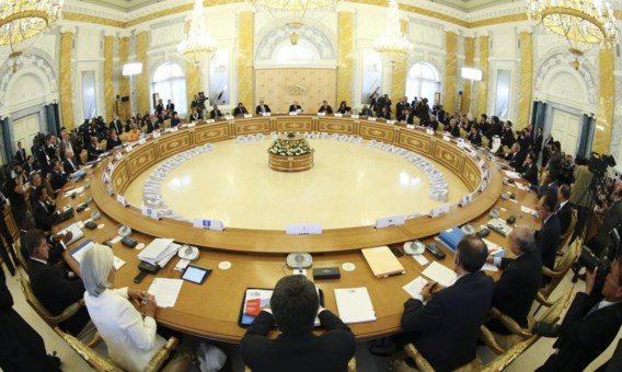 De leiders van de G 20 aan de vergadertafel in het Konstantinpaleis in het Russische Sint-Petersburg.