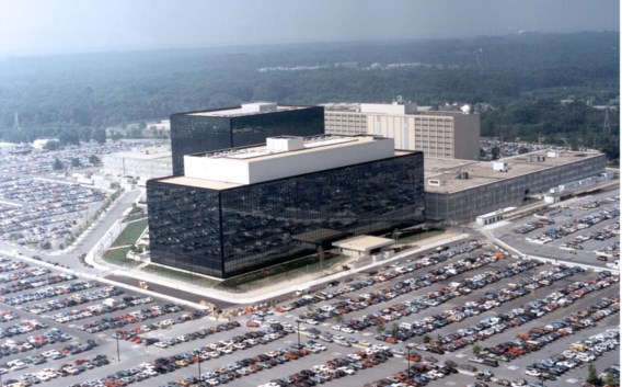 Het hoofdkwartier van de Amerikaanse National Security Agency (NSA) in Fort Meade (Maryland), gehuld in zwart spiegelglas.