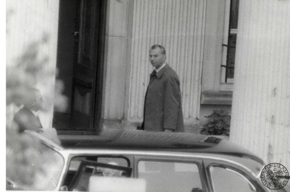 Poolse agenten bespieden de Belgische ambassade in Warschau. Helaas, Leo Tindemans hebben ze niet herkend.