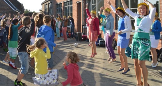 Omdat veel kinderen naar school gaan, niet beschouwen als een luxe, maar eerder als een ‘noodzakelijk kwaad’, kijken de meeste scholen niet op een inspanning om het schoolleven zo aangenaam mogelijk te maken. Ook de vrije basisschool van Kozen (Nieuwerkerken) zette het schooljaar op een leuke manier in. Leerkrachten en leerlingen gingen ‘dansend de lucht in’.