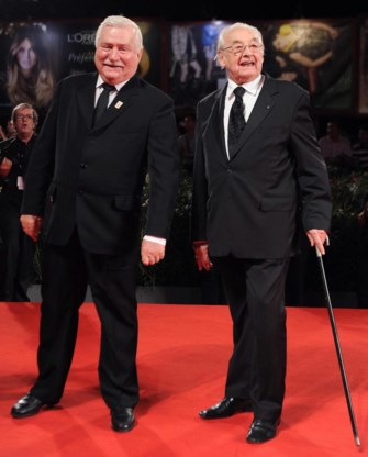 Regisseur Andrzej Wajda (r.) en Lech Walesa op de rode loper in Venetië.