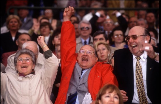 Jean-Luc Dehaene (in rode jas, met links zijn vrouw Celie) en het voetbal: een oprecht supporter, wat hem ook zelf veel supporters opleverde – zolang het duurde.