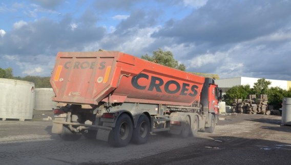 Een vrachtwagen die op weg is naar het bedrijf Croes. De buurtbewoners zijn er niet gelukkig mee.