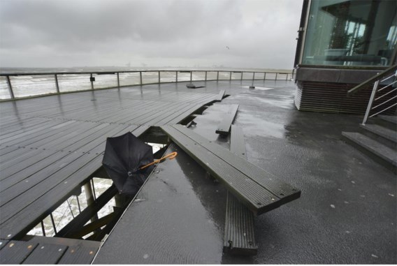 De wind rukte zes zware balken en een rooster van de wandelweg zomaar los van de pier.