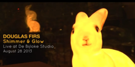 Bekijk de officiële clip van Shimmer & Glow van Douglas Firs