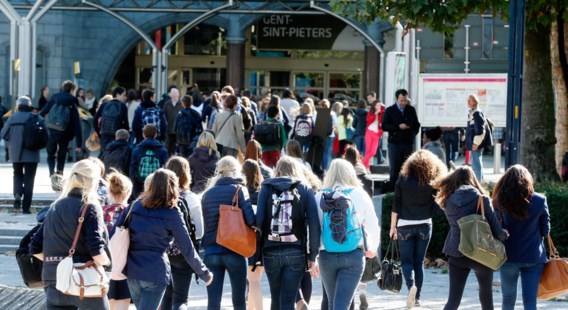‘De school verlaten zonder diploma, betekent vaak de start van een zeer negatief verhaal’, zegt schepen van Onderwijs Elke Decruynaere.