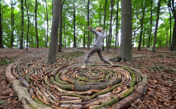Karin van der Molen ging in een uithoek van het park aan de slag met wat ze vond.