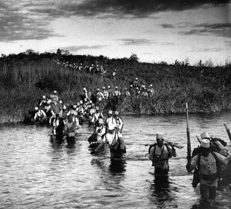 De Force Publique trekt door een rivier: een hoge tol voor andermans vaderland.