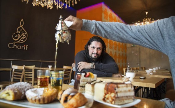 Zowel blanke stellen als gesluierde dames op leeftijd vinden hun weg naar bakkerij-croissanterie Charif.