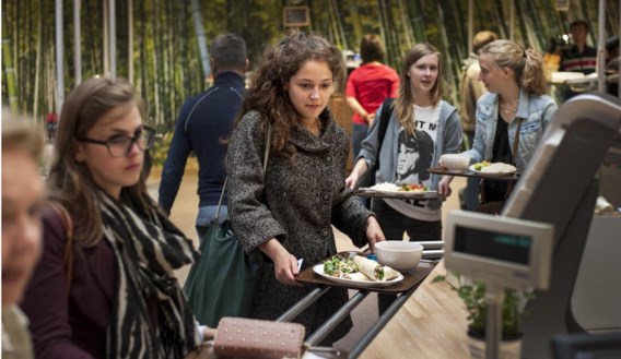 De Gentse studenten konden gisteren kennis maken met het vegetarisch aanbod in de ‘omgekeerde resto’.De vegetarische schotels worden nog op kleine schaal bereid.