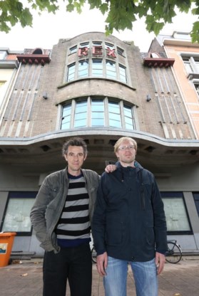 Nog maar twee weken geleden voerden de gemeenteraadsleden Bruno Matthys en Bram Vandekerckhove actie om het verkommerde gebouw te redden.