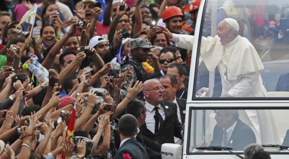 ‘In Rio raakte zijn auto door de menigte ingesloten. Zijn entourage kreeg het benauwd, maar Franciscus glimlachte breed.’