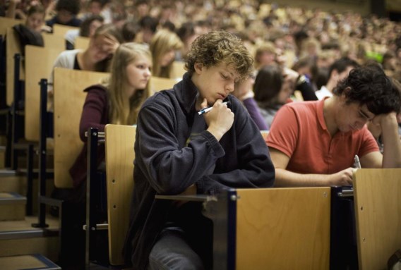 Als het van de universtiteiten van Leuven en Antwerpen afhangt, mogen gezakte studenten al enkele weken na het examen herkansen.