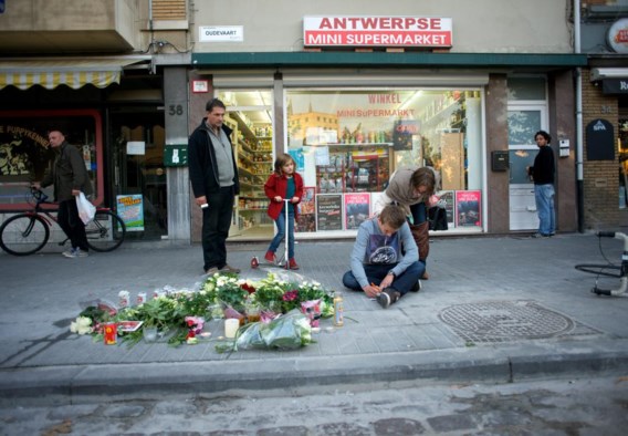 Op de plaats waar Gregory is gestorven, legden rouwende vrienden gisteren bloemen neer.