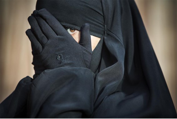 Fatima: ‘Geen enkele school wil mij inschrijven. En ik weiger mijn kleding aan te passen.’