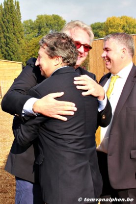 Prins Laurent geeft N-VA-knuffel